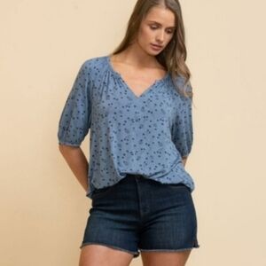 NWT Notch Neck Bubble peasant top! 💙